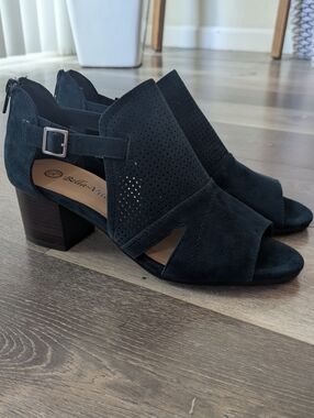 Bella Vita Dark Blue Suede Perforated Block Heel Sandals - Size 9W